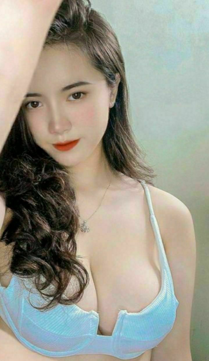 Người phụ nữ lớn tuổi đó lại hẹn gặp tôi lần nữa. Đêm qua cô ấy rất chín chắn. Cô ấy mặc một chiếc váy da và tất đen. Cô ấy tạo dáng chụp ảnh và vén váy lên để đụ cái mông to của cô ấy. Cô ấy thoải mái đến nỗi hét lên